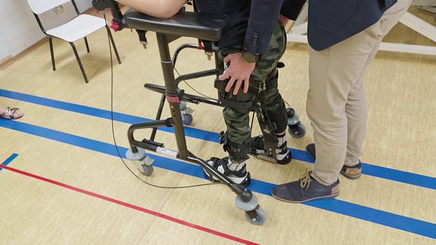 Po zápale miechy pomáha detskému pacientovi postaviť sa na nohy unikátne chodítko